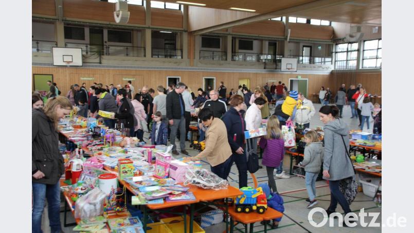 Der Andrang war groß beim Fahrrad- und Spielzeugbasar von Kolping und Kindergarten und so manches Schnäppchen konnte erstanden werden. Bild: frd Bild: frd