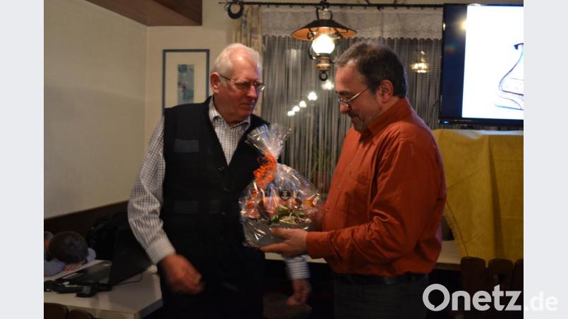 Karl Meiler (links) bekommt ein Geschenk von Otto Uhl Bild: tok
