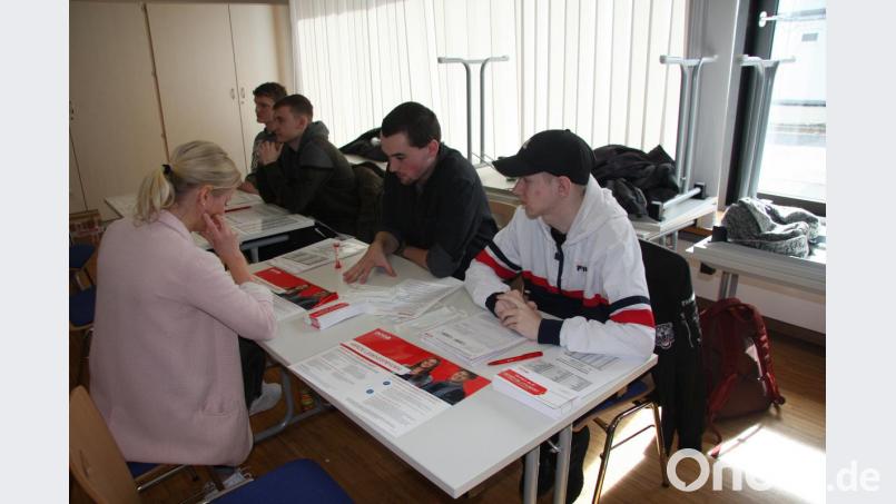 Leben retten, dauert nur wenige Augenblicke. Viele Schüler ließen sich registrieren. Bild: wro