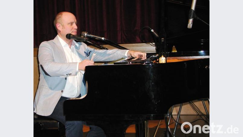 Philipp Riedel macht alles selber: Er komponiert, spielt Klavier und singt. Bei seinem Konzert in Brand zog er viele in seinen Bann. Bild: ld