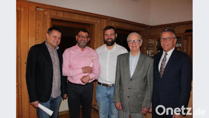 Tennis-Club Vorsitzender Claus Bäumler (links) verabschiedete Martin Fenzl (Zweiter von links), der sein Amt als Zeugwart abgibt. Heinrich Bayreuther (Zweiter von rechts) wurde für 60 Jahre Mitgliedschaft geehrt. Es gratulierten ATSV-Vorsitzender Jürgen Steinhauser (Mitte) und Bürgermeister Franz Stahl (rechts). Bild: hä