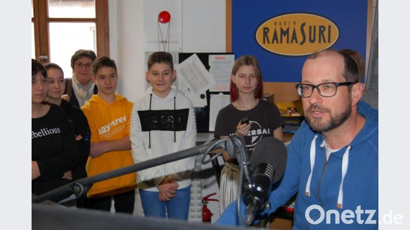 Interessiert beobachten die Mittelschüler der AG „Aktion Schulradio“, wie die professionellen Sprecher im Sender arbeiten. Bild: weu