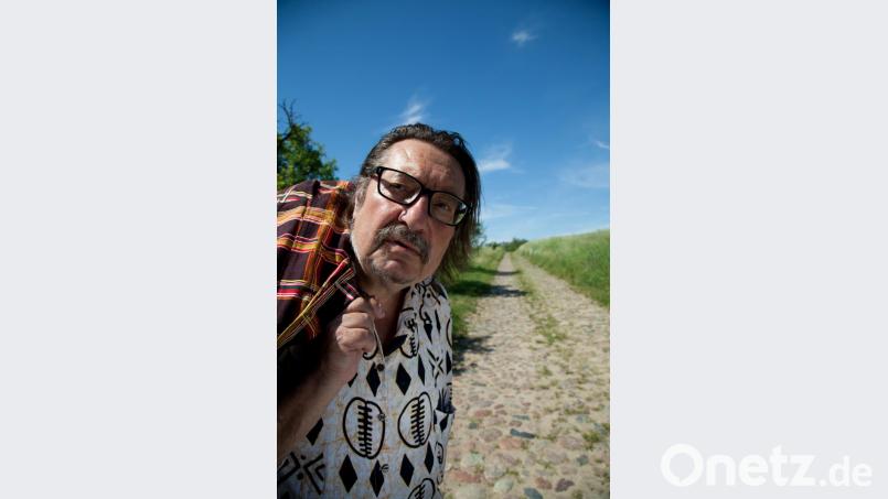 Manfred Maurenbrecher zählt zu den wichtigsten deutschsprachigen Liedermachern. Auf seiner aktuellen Tour kommt er auch ins Kunsthaus nach Waldsassen. Bild: Christian Biadacz