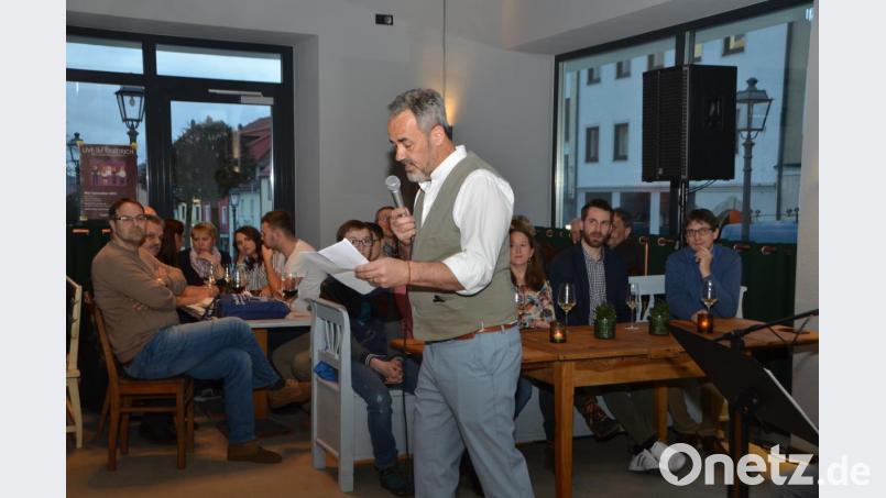 Veit G. Reisberger kehrt nach über 30 Jahren wieder nach Vohenstrauß zurück und eröffnet das &quot;friedrich&quot; im ehemaligen Bekleidungshaus Hölzl. Bild: dob
