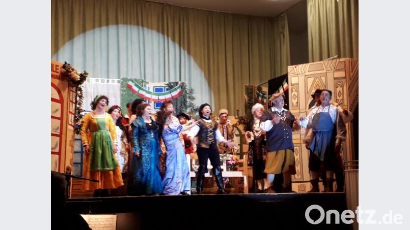 Mit dem Stück „Boccaccio“ überzeugte das Musiktheater der Kreismusikschule auch in der städtischen Turnhalle in Waldsassen. Bild: exb