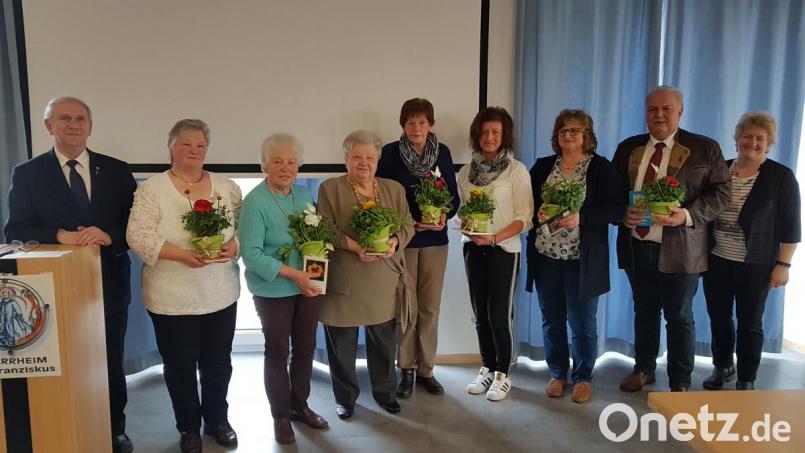 Die Moosbacher Blumenfrauen sind (von links) Emilie Sauer, Ulla Landgraf, Helene Kindl, Renate Krämer, Christine Schwabl, Maria Bayer-Schmidt und Christine Sturm. Für Letztere nahm ihr Mann Herbert Sturm die Blumen entgegen. Pfarrer Josef Most (links) und PGR-Sprecherin Elisabeth Völkl (rechts) dankten den Frauen für 30 Jahre großartigen Blumenschmuck in der Pfarrkirche St. Peter und Paul. Bild: gi