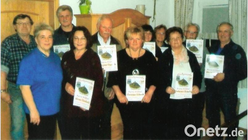 Die Vorsitzenden Helmut Plannerer und Christel Seibel übergeben Urkunden an Josef Zembsch, Alona Zembsch, Egon Oppelt, Christine Erhardt, Evelyn Bauer, Karin Wöhrl, Johanna Rauch, Christof Erhardt und Hans Wöhrl (von links). Bild: gma