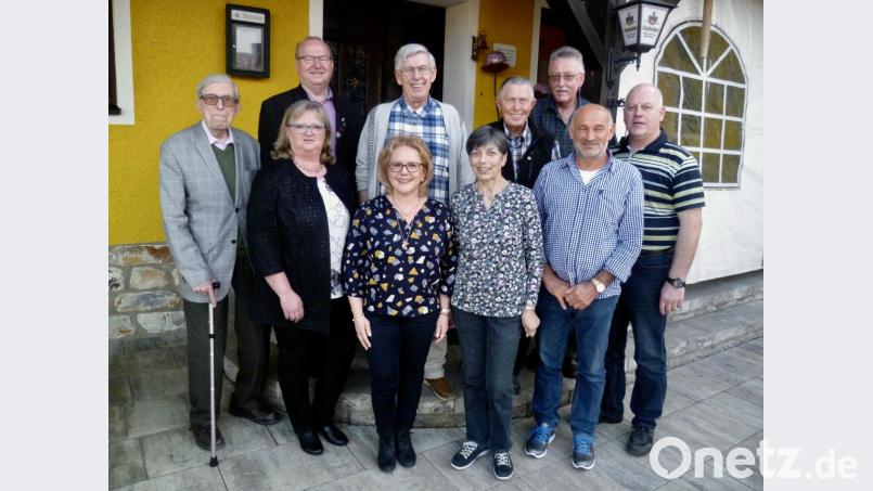 Einen neuen Vorstand wählt der VdK Ursensollen (vorne, von links): Jutta Bäuml, Jutta Streher, Rita Helfensdörfer und Josef Graml; hinten (von links): Eberhard Rönnebeck, stellvertretender VdK-Kreisvorsitzender Johann Ludwig, Christian Wenkmann, Manfred Wedel, Hans Schneider und Heinz Hofmann. Bild: usc