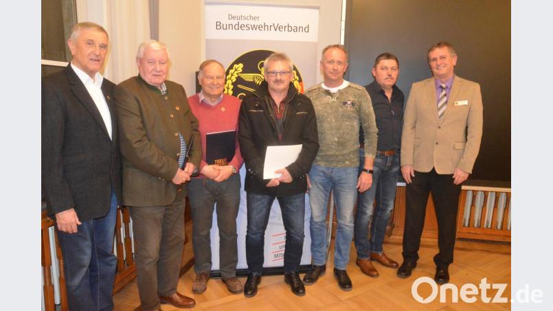 Werner Kandler (Zweiter von rechts) und Bernhard Hauber (rechts) zeichnen langjährige Mitglieder mit Urkunden aus. Bild: Kunz