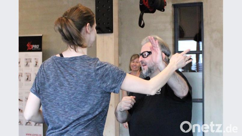 "Komm, schlag' mich!" Zum Watschen setzt diese Kursteilnehmerin ihren ganzen Körper ein - Trainer Alan Ribica hingegen wehrt den Angriff aus dem Stand mit einer Handbewegung ab. Bild: Dagmar Williamson, dwi