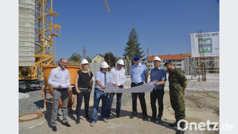 In 2020 soll das neue Sanitätsversorgungszentrum in der Ostmarkkaserne eröffnet werden. Am Dienstag war Baustellenbesichtigung mit Volkmar Weber (Bundesamt für Infrastruktur der Bundeswehr), Architektin Angelika Greßmann (dp architekten), Baudirektor Roman Beer und Architekt Gerd Demleitner (beide Staatliches Bauamt Amberg-Sulzbach), Oberstabsarzt Dr. Stephan Franz Heinz (Stellvertretender Leiter Sanitätsunterstützungszentrum Kümmersbruck), Projektleiter Bauingenieur Lukas Emmerich (STBA Servicestelle Weiden) und der Stellvertretende Leiter des Sanitätsversorgungszentrums Weiden, Oberstabsarzt Dr. Erwin Henemann. Bild: Karin Wilck