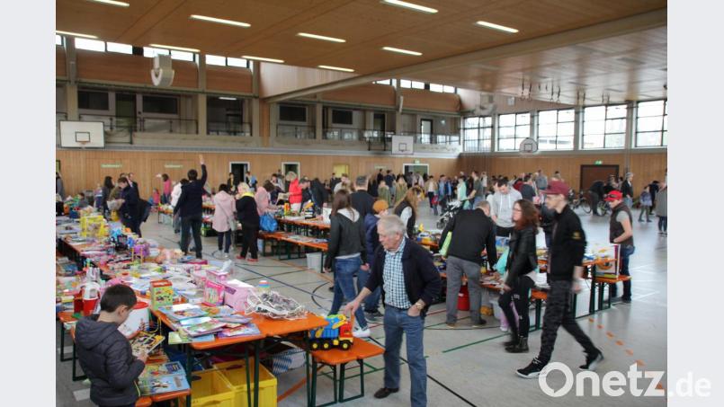 Der Andrang war groß beim Fahrrad- und Spielzeugbasar von Kolping und Kindergarten und so manches Schnäppchen konnte erstanden werden. Bild: frd Bild: frd