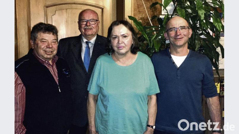 Helga Ullrich wurde für 40 Jahre Schriftführerin geehrt. Dritter Bürgermeister Hans Jürgen Reitzenstein gratulierte, ebenso Vorsitzender Karlheinz Späth (rechts) und Kassier Hans Ertel (links). Bild: exb