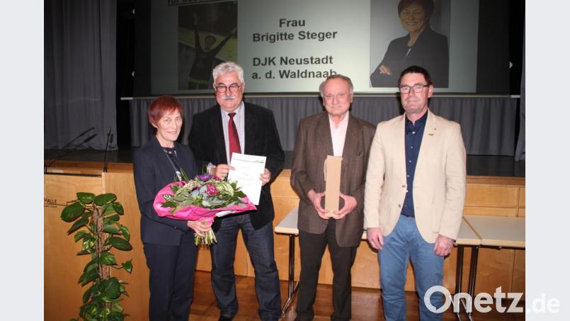 Für ihr Jahrzehnte langes Engagement im Turnen überreichte Bürgermeister Rupert Troppmann (Zweiter von links) gemeinsam mit Sportreferent Wolfgang Schwarz (rechts) Brigitte Steger (links) die Goldene Spange für besondere Verdienste um den Sport in der Kreisstadt. Lebensgefährte Norbert Frisch (Zweiter von rechts) erhielt eine Flasche Wein. Bild: prh