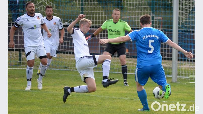 Da half auch so mancher „Abwehr-Sprung“ nicht. Im Hinspiel gab es für den SC Germania (weiße Trikots) eine 0:6-Klatsche gegen den SV Freudenberg (rechts Fabian Schatz), der seinen Ruf als Angstgegner der Amberger eindrucksvoll bestätigte. Bild: ref