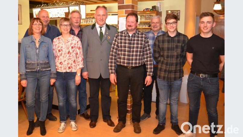 Verantwortung bei den &quot;Scharfschützen&quot; übernehmen nach der von Bürgermeisterin Margit Kirzinger (links) geleiteten Neuwahl (von rechts) Simon Spitzner, Luca Winklmann, Walter Kraus, Wolfgang Hettler, Josef Spitzner, Peter Riedl, Annelie Spitzner und Hans-Jürgen Spitzner. Bild: fjo