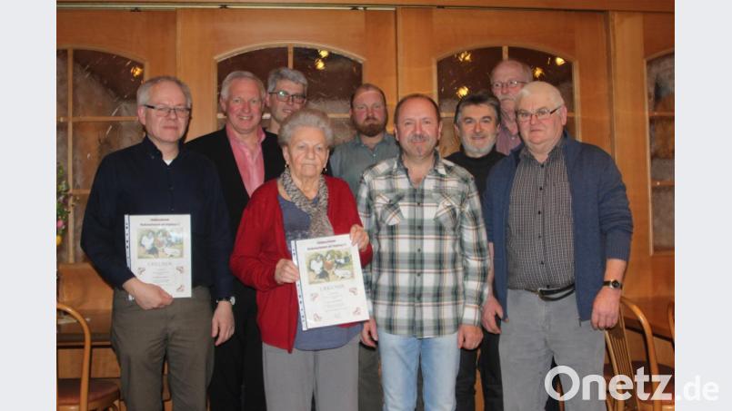 Alter und neuer Vorsitzender des Kleintierzuchtvereins ist Karl Luber (rechts. Er kann auf seine bisherigen Mitstreiter zählen. Bild: wrt
