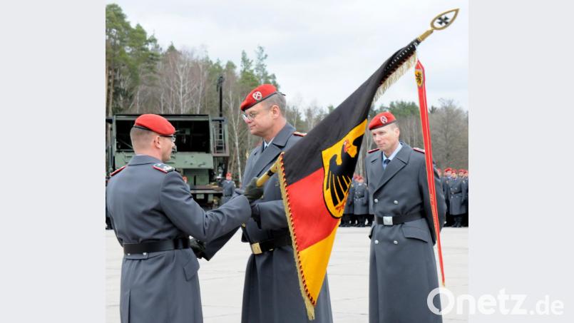Der Moment der Übergabe: Brigadegeneral Michael Podzus überreicht Oberstleutnant Sven Zickmantel die Fahne und damit das Kommando über das Artilleriebataillon 131. Bild: Stephan Huber