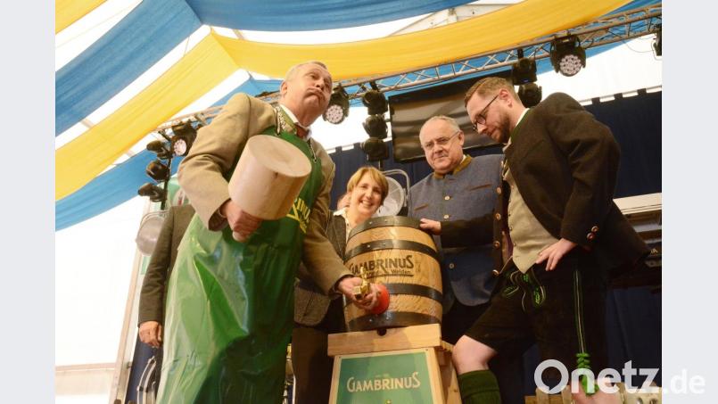 Ein Puh mit dicken Backen. Vor einem halben Jahr zapfte OB Kurt Seggewiß zum ersten Volksfest unter der Regie der Stadt Weiden an. Archivbild: Gabi Schönberger