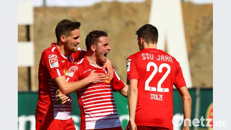 Da schreit er die Genugtuung aus sich heraus: Nach verschossenem Elfer gegen Fürth trifft Andi Geipl (Mitte) volley zum 1:1 in Darmstadt. Bild: Jahn Regensburg