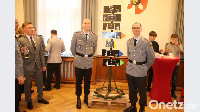 &quot;Alle Wege führen zurück zum Artilleriebataillon 131&quot; - diesen Wegweiser gaben die Weidener Soldaten Oberstleutnant Christian Kiesel nach Berlin mit. Bild: sne