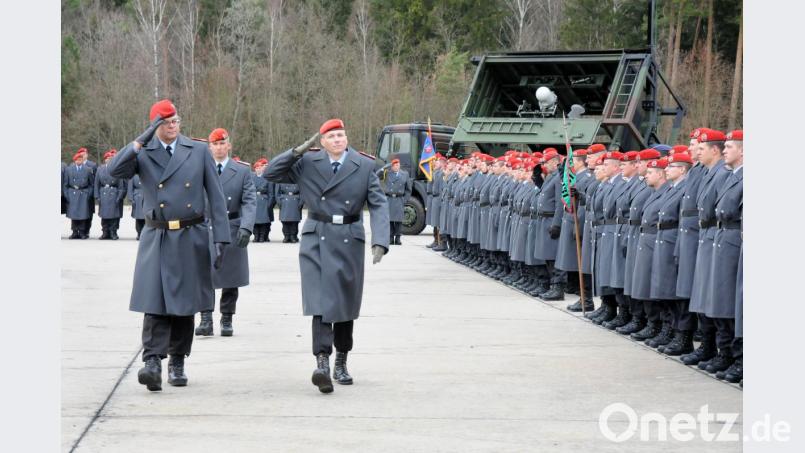Nach drei Jahren wird Oberstleutnant Christian Kiesel (rechts) die Ostmark-Kaserne verlassen. Gemeinsam mit Brigadegeneral Michael Podzus salutiert er der Truppe. Bild: Stephan Huber