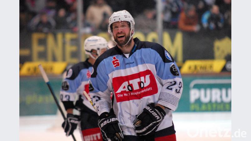 Martin Heinisch trägt auch in der kommenden Saison das Trikot der Blue Devils Weiden. Bild: gb