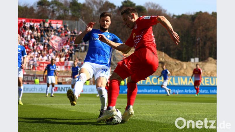 Marcel Heller (SV Darmstadt 98) im Zweikampf mit Andreas Geipl. Bild: Jahn Regensburg