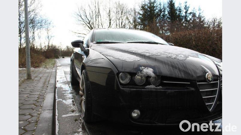 Ein wahrlich schönes Auto, meinte am Freitag ein Leser. Gerne würde er es sein Eigen nennen und sich vorher auch um den Abtransport kümmern. Doch solange sich der Besitzer nicht meldet und der schnittige Alfa Romeo Brera in einer Straße in Bayreuth nahe einer Reha-Klinik geparkt ist, bleibt es für ihn ein Traum. Bild: Thorsten Gütling/Bayreuther Tagblatt