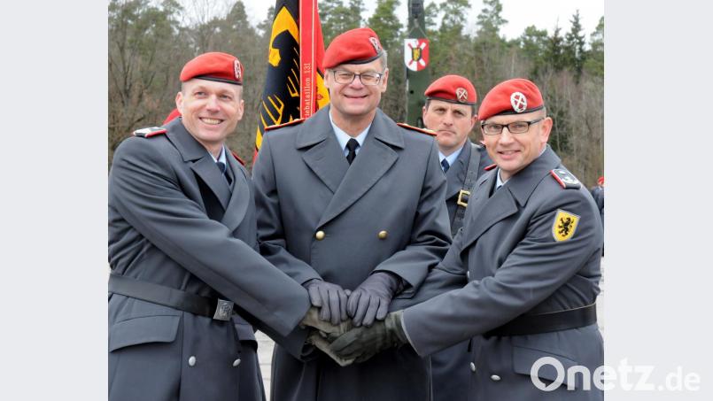 Brigadegeneral Michael Podzus (Mitte) übergab das Kommando über das Artilleriebataillon 131 von Oberstleutnant Christian Kiesel (links) an Oberstleutnant Sven Zickmantel (rechts). Bild: Stephan Huber