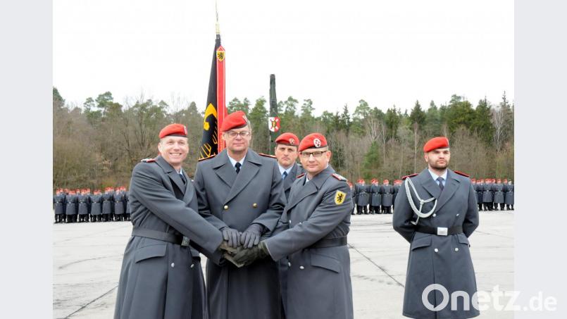 Brigadegeneral Michael Podzus (Mitte) übergab das Kommando über das Artilleriebataillon 131 von Oberstleutnant Christian Kiesel (links) an Oberstleutnant Sven Zickmantel (rechts). Bild: Stephan Huber