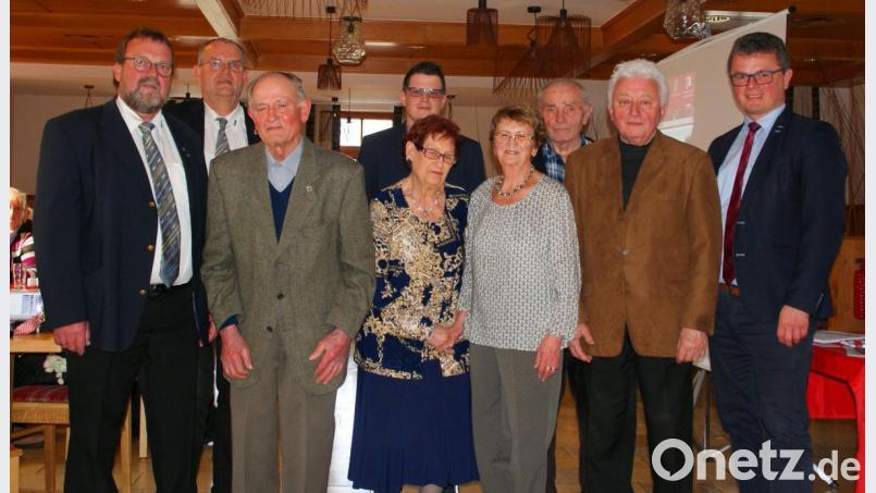 Bürgermeister Martin Birner (rechts), Vorsitzender Georg Demleitner (links) und Kreisgeschäftsführer Bernd Steinkirchner (Vierter von links) gratulierten den Jubilaren. Bild: agr
