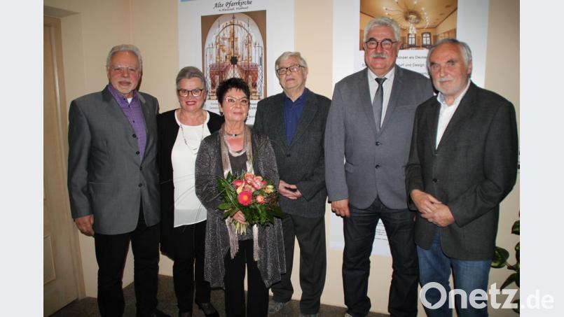 Das Foyer des Rathauses platzt bei der Vernissage zur Werkschau über das Schaffen des Designers und Grafikers Lutz Zettler aus allen Nähten. Ernst Umann (rechts) hat die Ausstellung gemeinsam mit Ursula Zettler (Dritte von links) organisiert. Ludwig und Anna Fritsch (von links) ließen Schautafeln fertigen. Hermann Wild (Dritter von rechts) hält die Laudatio. Hausherr Bürgermeister Rupert Troppmann (Zweiter von rechts) freut sich über die Ausstellung im Rathaus, in dem Zettler viele künstlerische Spuren hinterließ. Bild: prh