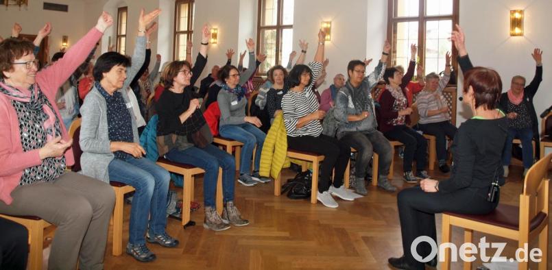 „Brainfitness – Denken & Bewegen“. Übungsleiterin Brigitte Steger (rechts) sorgte für Bewegung im Wittelsbachersaal. Bild: sön