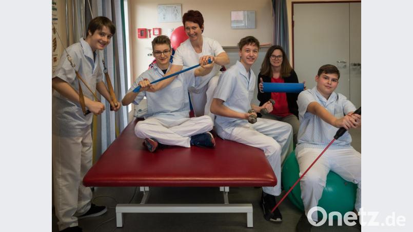 Julian Gleißner, Nils Vogt, Jakob Veil und Paul Schwab (vorne, von links) lernten am „Boys’ Day“ im Krankenhaus viel über den Klinikalltag. In der Physioabteilung nahm sie deren Leiterin Karolina Schmid unter ihre Fittiche. Hinten rechts im Bild Michaela Helm, die das Programm zusammengestellt hatte. Bild: tr