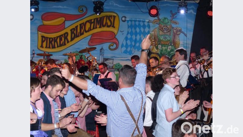 Ausgelassene Stimmung herrschte unter den Besuchern des Starkbierfestes in Pirk Bild: hme