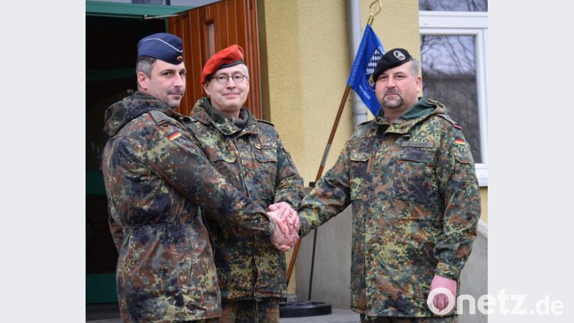 Oberleutnant Daniel Bollmann (links) ist der neue Leiter des Kraftfahrausbildungszentrums in der Schweppermannkaserne. Sein Amtsvorgänger Hauptmann Matthias Schandri (rechts) wechselt nach Mönchengladbach. Den Kommandowechsel besiegelt Oberstleutnant Andreas Ahrens aus Dornstadt (Mitte). Bild: bö