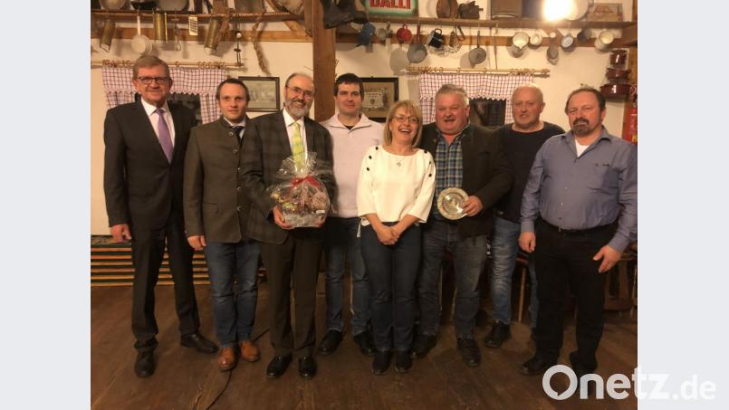 Ergänzungswahlen standen bei der Trocknungsgenossenschaft Tirschenreuth an. Von links: Tirschenreuths Dritter Bürgermeister Norbert Schuller, Bundesfachverband-Geschäftsführer Sebastian Proske, Referent Johannes Fischer, Vorstandsvorsitzender Alois Riedl, Assistentin des Vorstandes Anette Kraus, ausscheidender Aufsichtsrat Alois Grillmeier, Aufsichtsrat Raimund Högen und Aufsichtsratsvorsitzender Rudolf Schmid. Bild: kro