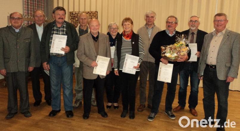 Vorsitzender Gerhard Lenhart (rechts) ehrte langjährige Mitglieder des Gartenbauvereins. Bild: ksi