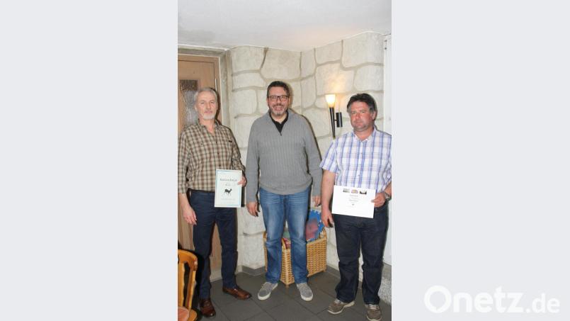 Karl Käß (links) sahnte bei der CSU-Josefifeier kräftig ab. Ein Reh und einen handgefochtenen Korb überreichte Vorsitzender Markus Bihler, Anton Kick (rechts) durfte sich über eine Drei-Tages-Fahrt nach Berlin freuen. Bild: ang