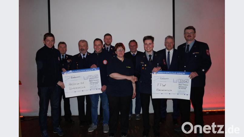 Spendenübergabe an die „Helfer vor Ort“ und die Freiwillige Feuerwehr Hohenkemnath. von links: Helfer vor Ort Josef Graml, Kreisbrand-meister Alexander Graf, Kreisbrandrat Fredi Weiß, Helfer vor Ort Marco Preißler, 1. Kommandant Christoph Staudte, Firmeninhaberin Ruth Herbst, 3. Bürgermeister Josef Schmaußer, 2. Vorstand Fabian Schildbach, Landrat Richard Reisinger und 1. Vorstand Christian Wenkmann jun. Bild: snn