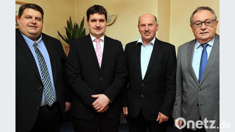 Viel Erfolg und ein glückliches Händchen wünschte der Vorsitzende Dieter Dehling (von links) dem neuen Geschäftsführer Matthias Feierler und bedankte sich bei Vorgänger Reinhold Kräckl. Diesen lobenden Worten schloss sich der stellvertretende Landrat Hans Kummert an. Bild: Wolfgang Steinbacher
