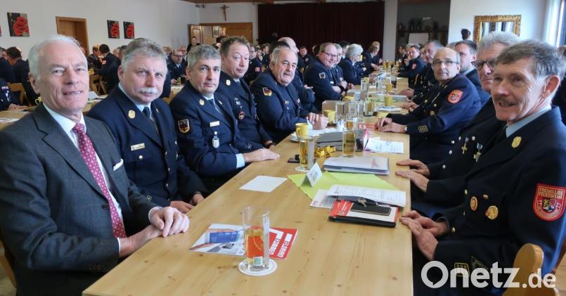 Die Spitze des Kreisfeuerwehrverbandes zog bei der Hauptversammlung eine positive Bilanz. Links stellvertretender Landrat Arnold Kimmerl, daneben der Vorsitzende des Verbandes, Kreisbrandrat Robert Heinfling. Bild: Hirsch