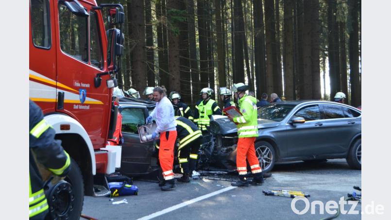 Auf der Kreisstraße NEW 40 ereignete sich am Freitagmorgen ein schwerer Verkehrsunfall, bei dem drei Personen, teils schwer verletzt wurden. Die Straße war komplett für den Verkehr gesperrt. Bild: dob