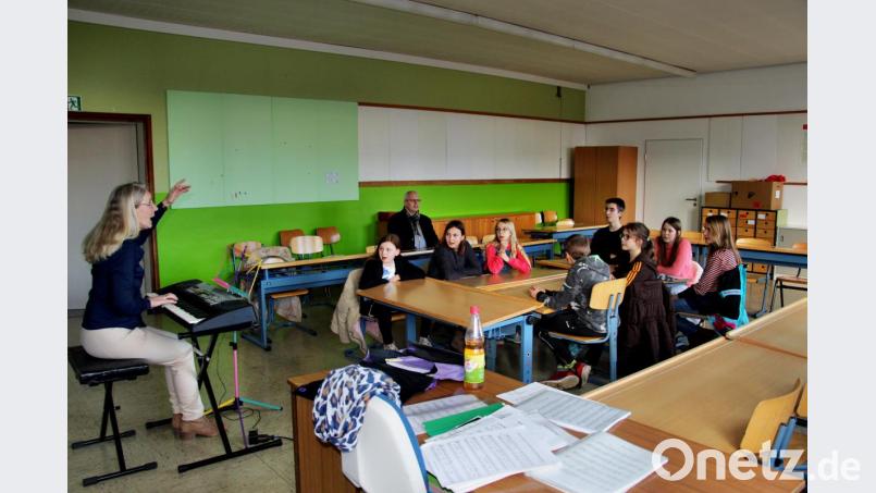 Nach Lockerungs- und Stimmübungen geht es ans Einsingen, um die Stimmlagen der Mädchen und Buben einzuordnen. Die erste Chorprobe von Renate Schroeder verfolgt auch Bürgermeister Winfried Franz mit Interesse aus dem Hintergrund. Bild: ds