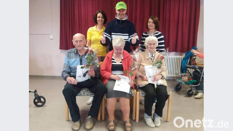 Das Seniorenheim St. Barbara veranstaltet für seine Bewohner eine Rollator-Olympiade. Bei der Siegerehrung (sitzend, von links): Johann Prösl (1. Platz), Margarete Singer (3. Platz) und Monika Meier (2. Platz). Ihnen gratulierten (stehend, von links): Betreuerin Doris Schwarzbauer, Thomas Kraus und Gerontotherapeutin Anita Dobmeier. Bild: u