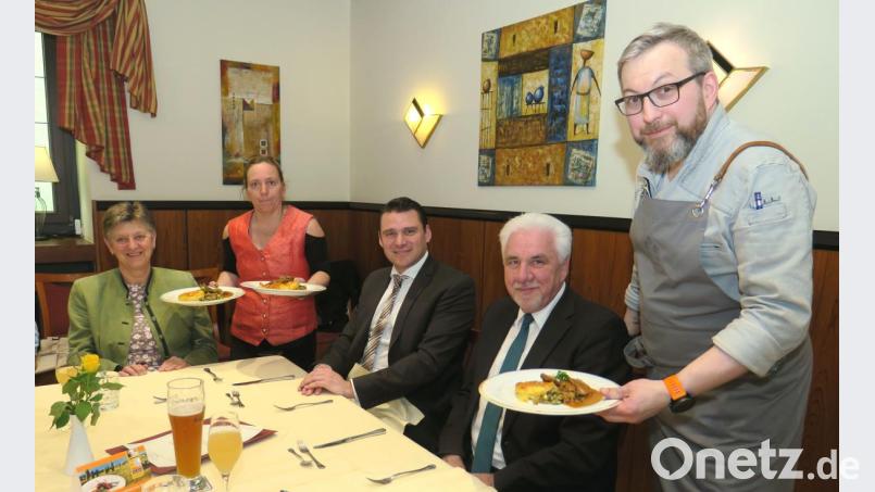 Gastronom Josef Augustin (rechts) servierte zum Auftakt der Aktionswochen" Ragout und Braten vom Juradistl-Lamm. Bürgermeisterin Maria Steger, Landrat Thomas Ebeling und Bürgermeister Josef Gruber (von links) ließen sich das Menü schmecken. Bild: Hirsch