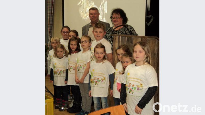 Die Junggartler sind mit Eifer bei der Sache. Stolz präsentieren sie sich in ihren neuen T-Shirts. Bild: ksi