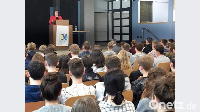 Die Zehntklässler der Naabtalrealschule durften MdB Marianne Schieder zu Europa löchern. Ihre drängendsten Fragen kamen zu den Freitagsdemos für den Klimaschutz und die Urheberrechts-Richtlinie. Bild: ihl