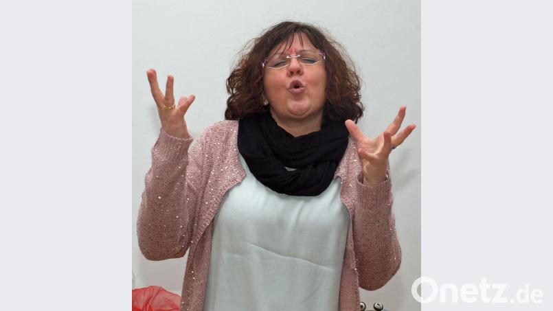 Märchenerzählerin Tanja Weiß und zog temperamentvoll und ausdrucksstark die Zuhörer ihren Bann. Bild: sön